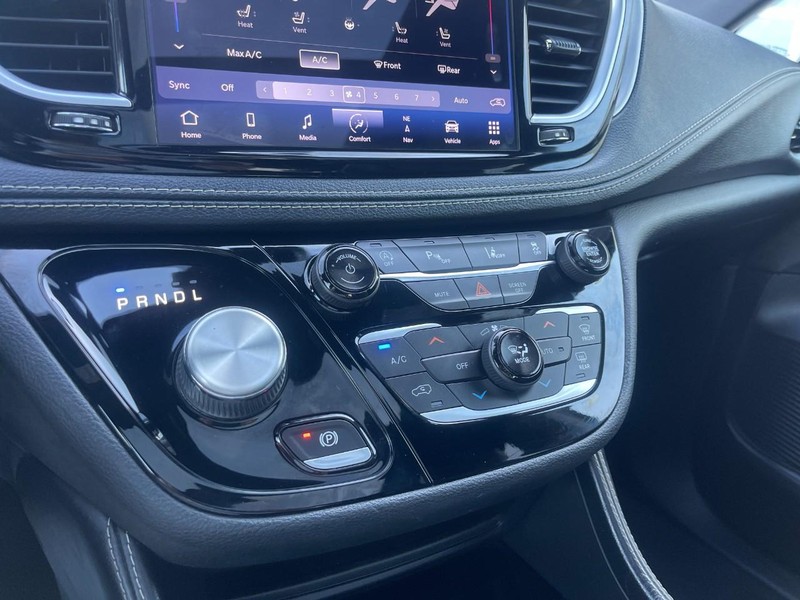 Chrysler Pacifica Vehicle Image 29