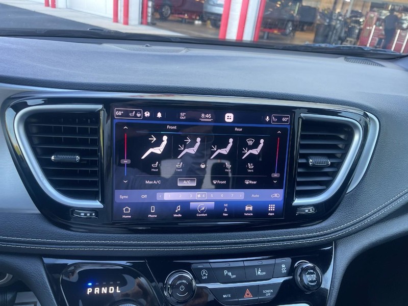 Chrysler Pacifica Vehicle Image 30
