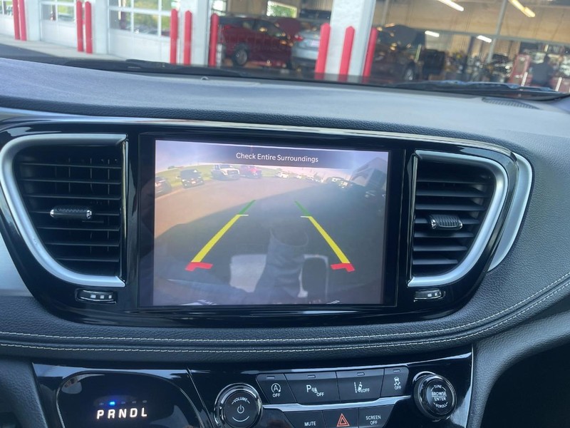 Chrysler Pacifica Vehicle Image 31
