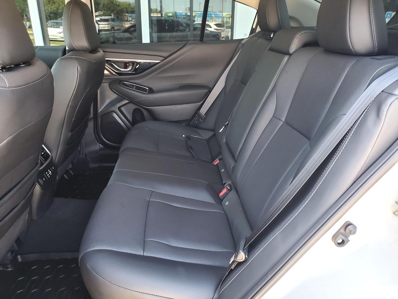 Subaru Legacy Vehicle Image 17