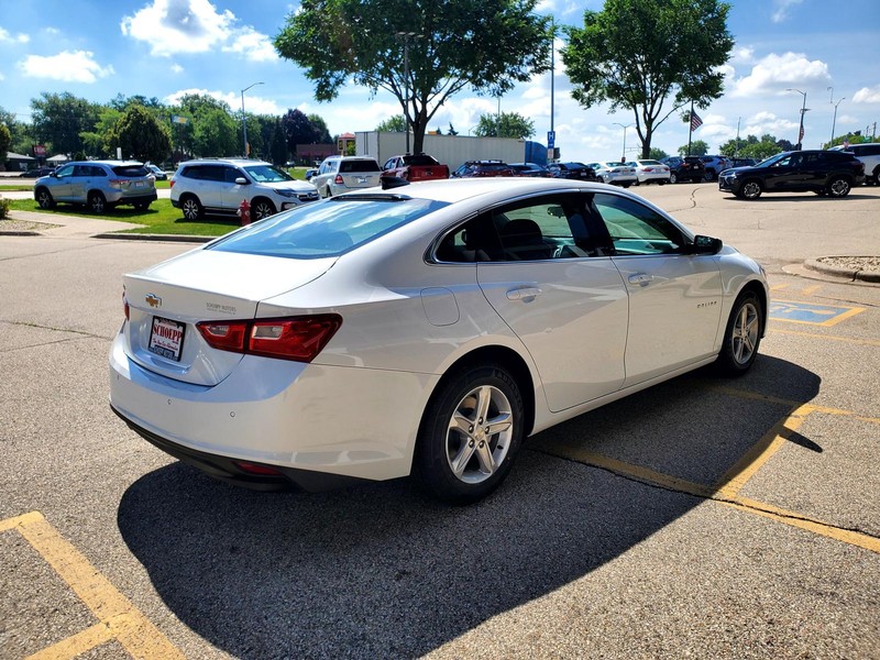 Chevrolet Malibu Vehicle Image 05