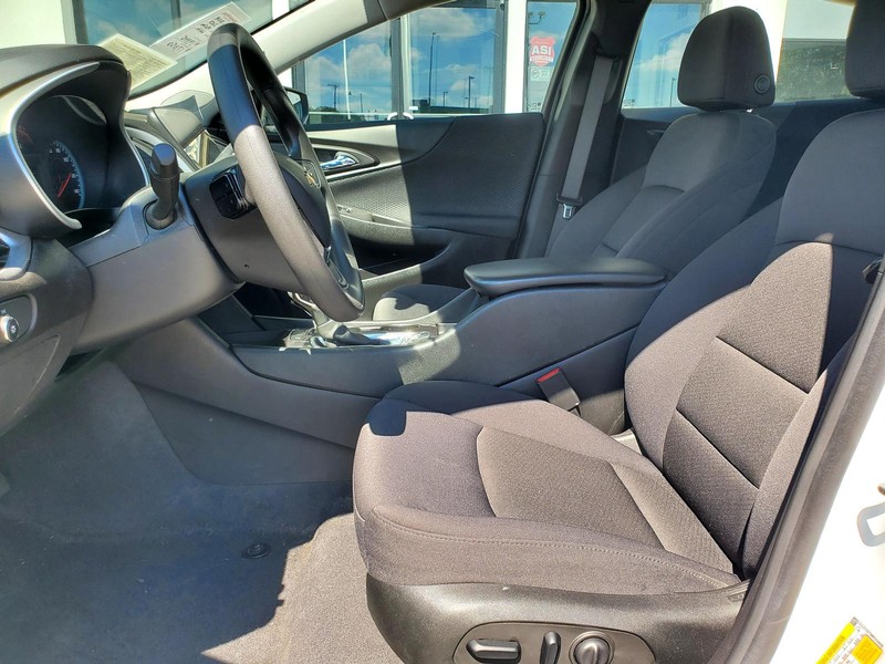 Chevrolet Malibu Vehicle Image 12