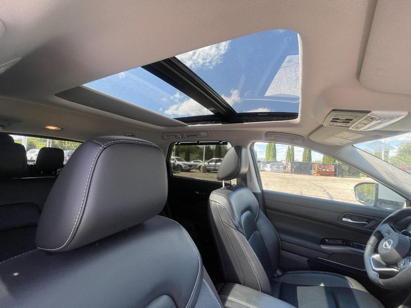 Nissan Pathfinder Vehicle Image 04