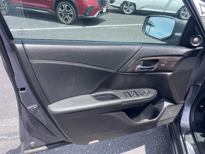 Honda Accord Sedan Vehicle Image 17