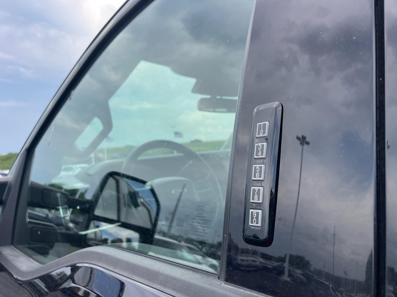 Ford Super Duty F-250 SRW Vehicle Image 16
