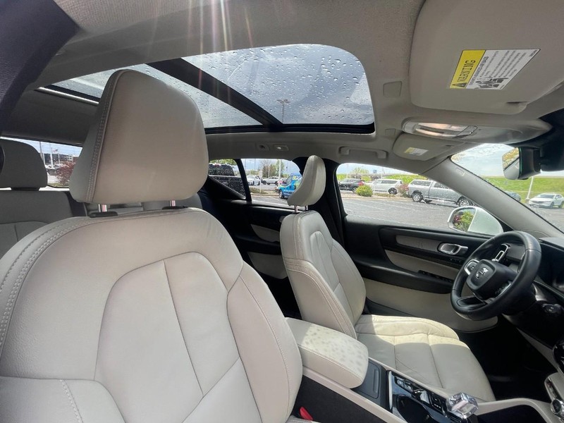 Volvo XC40 Vehicle Image 11