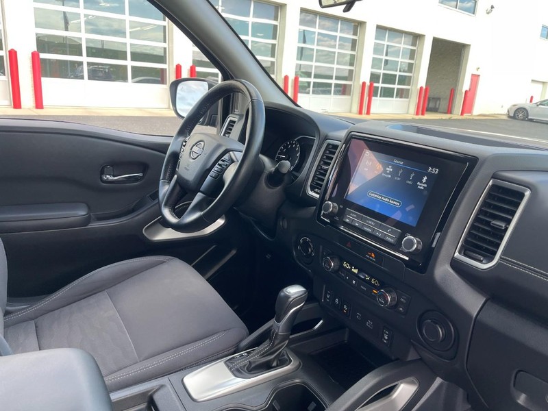 Nissan Frontier Vehicle Image 09