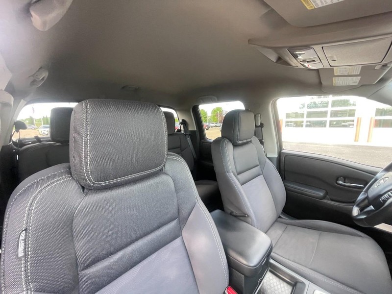 Nissan Frontier Vehicle Image 11