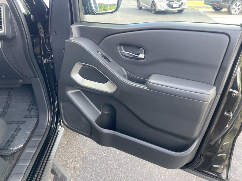 Nissan Frontier Vehicle Image 12
