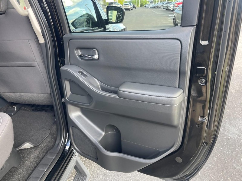 Nissan Frontier Vehicle Image 17