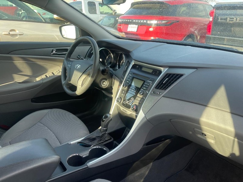 Hyundai Sonata Vehicle Image 02