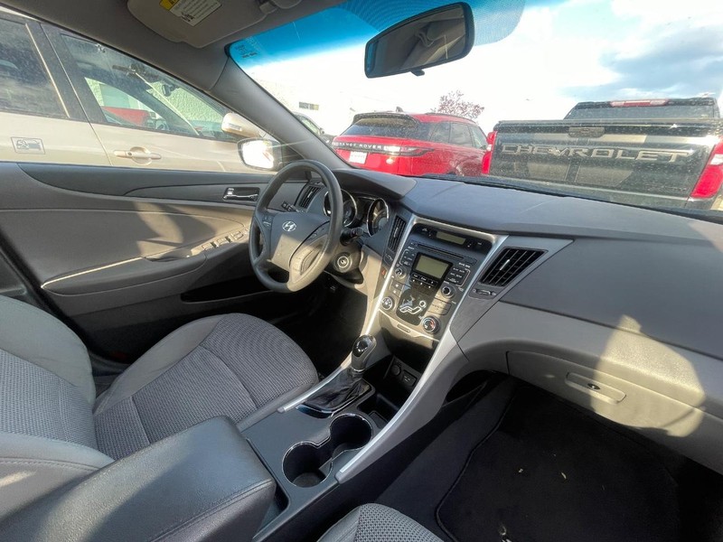 Hyundai Sonata Vehicle Image 05