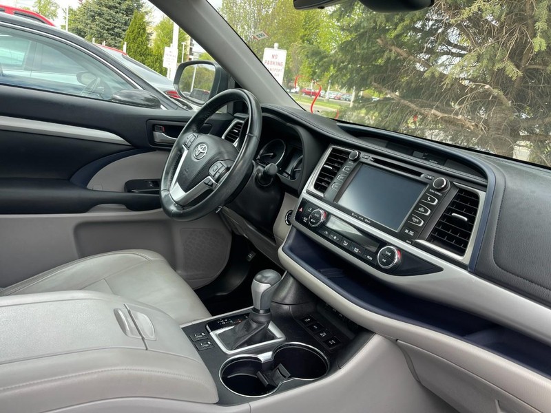 Toyota Highlander Vehicle Image 02