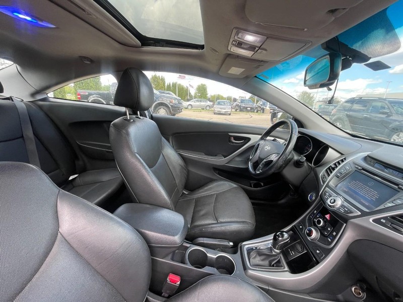 Hyundai Elantra Coupe Vehicle Image 04