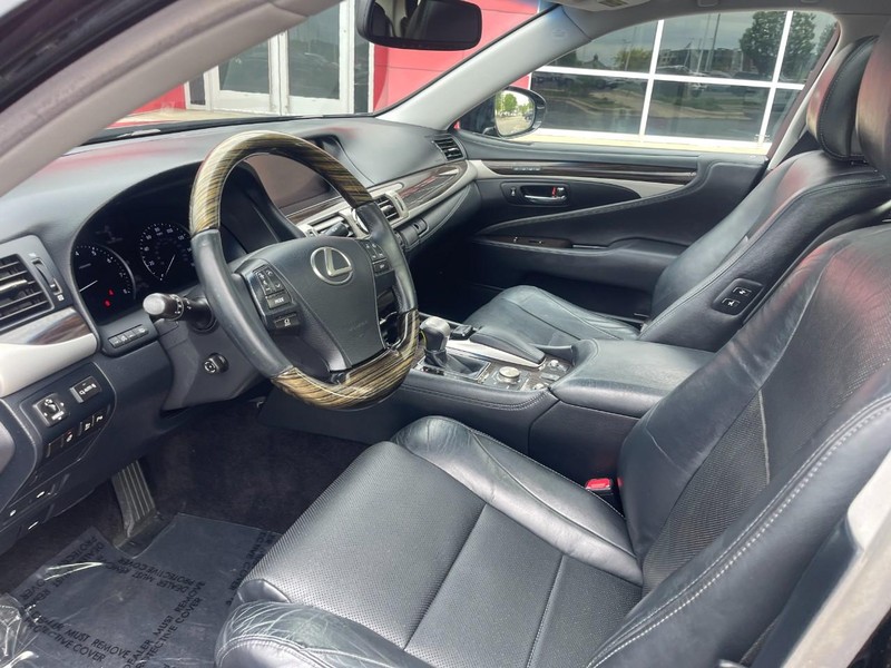 Lexus LS 460 Vehicle Image 18