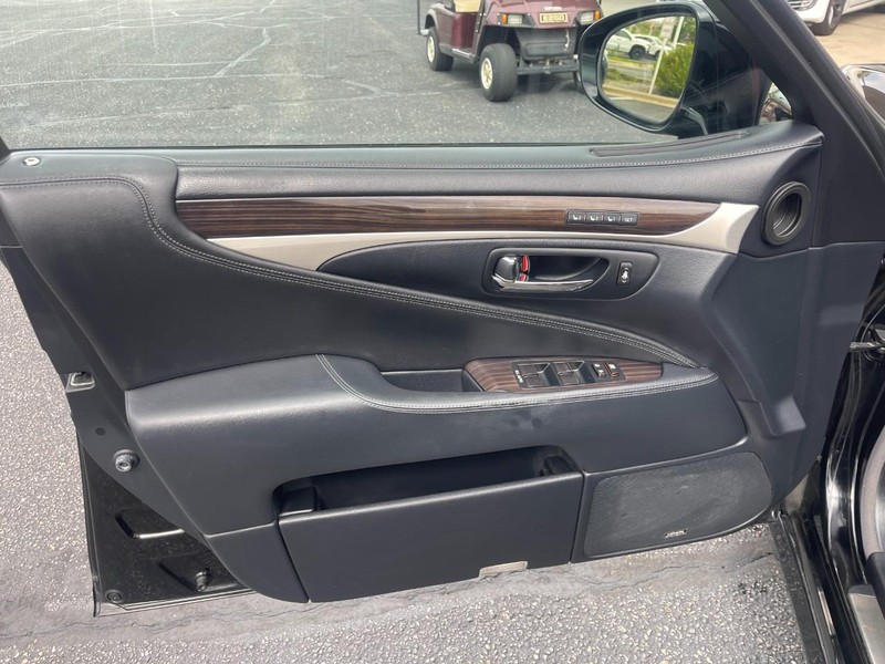 Lexus LS 460 Vehicle Image 20