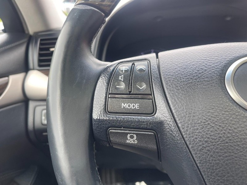 Lexus LS 460 Vehicle Image 24