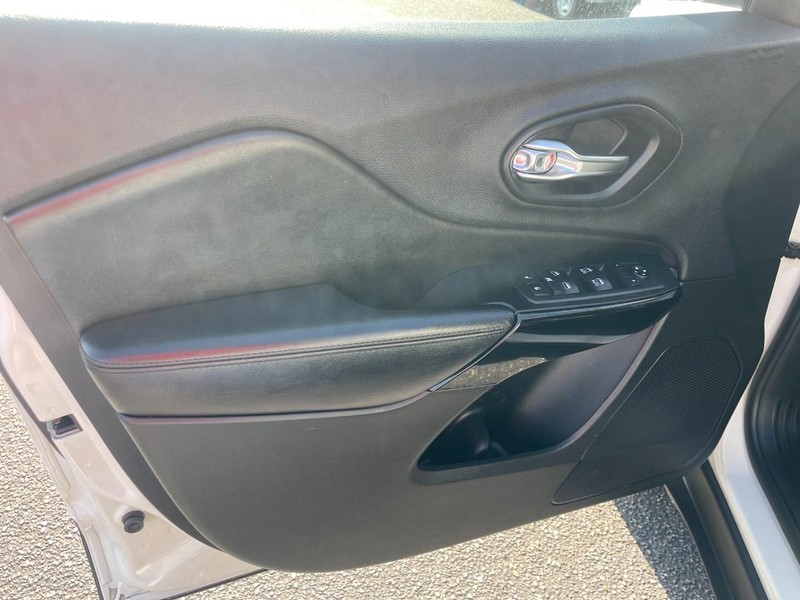 Jeep Cherokee Vehicle Image 15