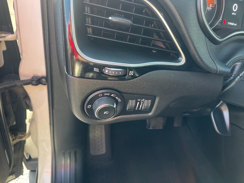 Jeep Cherokee Vehicle Image 16