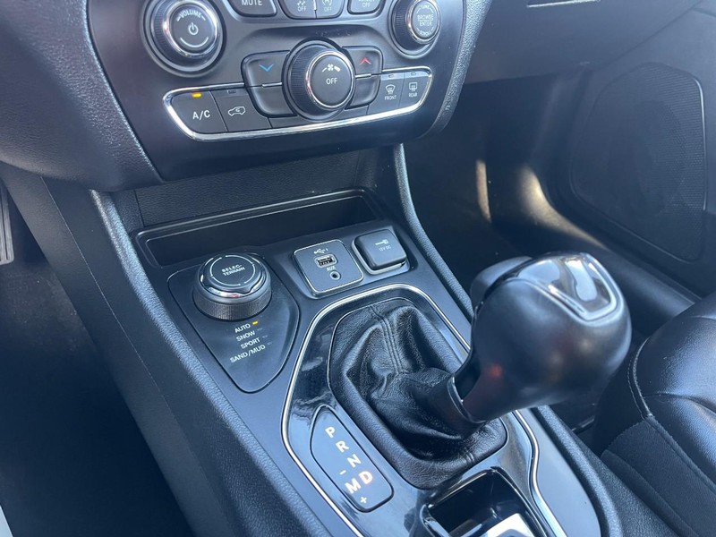 Jeep Cherokee Vehicle Image 21