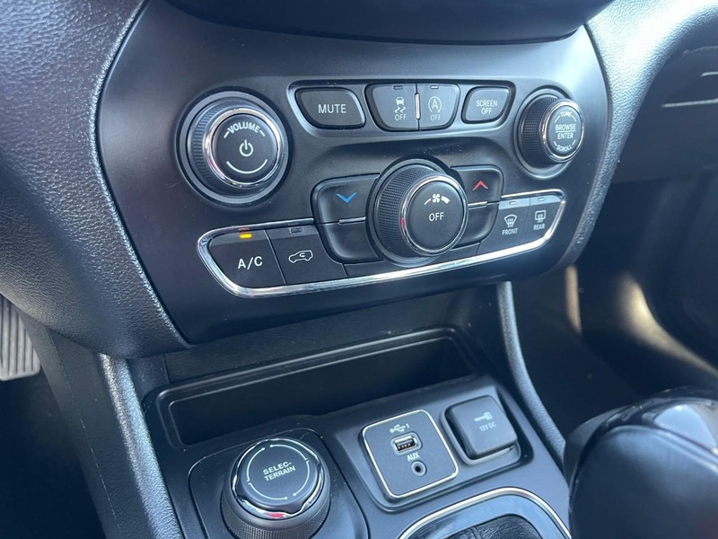 Jeep Cherokee Vehicle Image 25