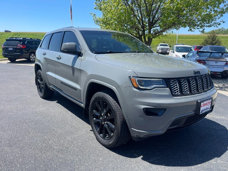 Jeep Grand Cherokee WK Vehicle Image 02