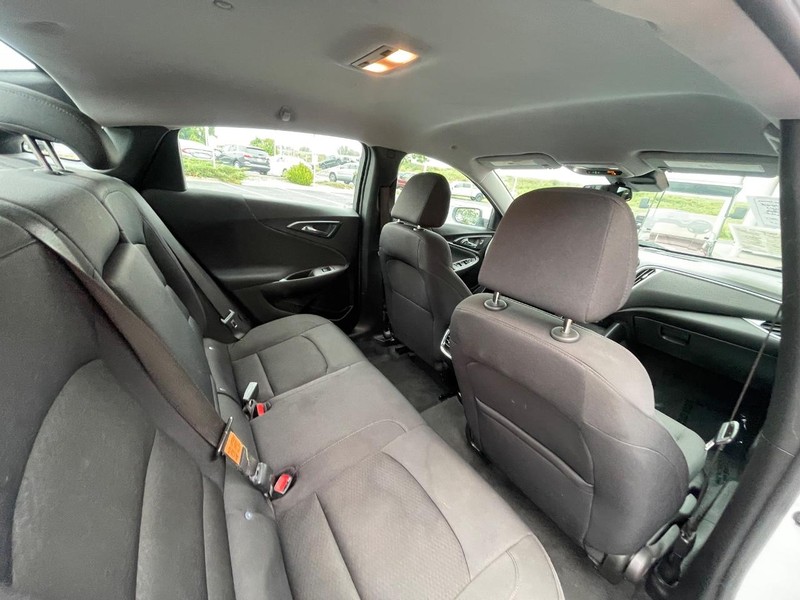 Chevrolet Malibu Vehicle Image 10