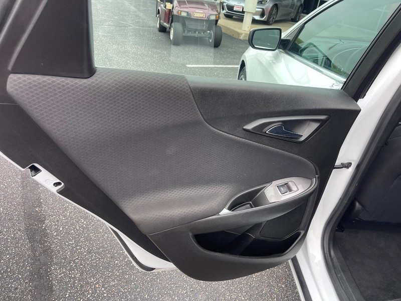 Chevrolet Malibu Vehicle Image 12