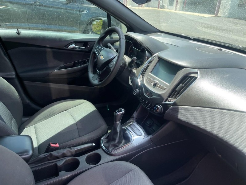 Chevrolet Cruze Vehicle Image 02