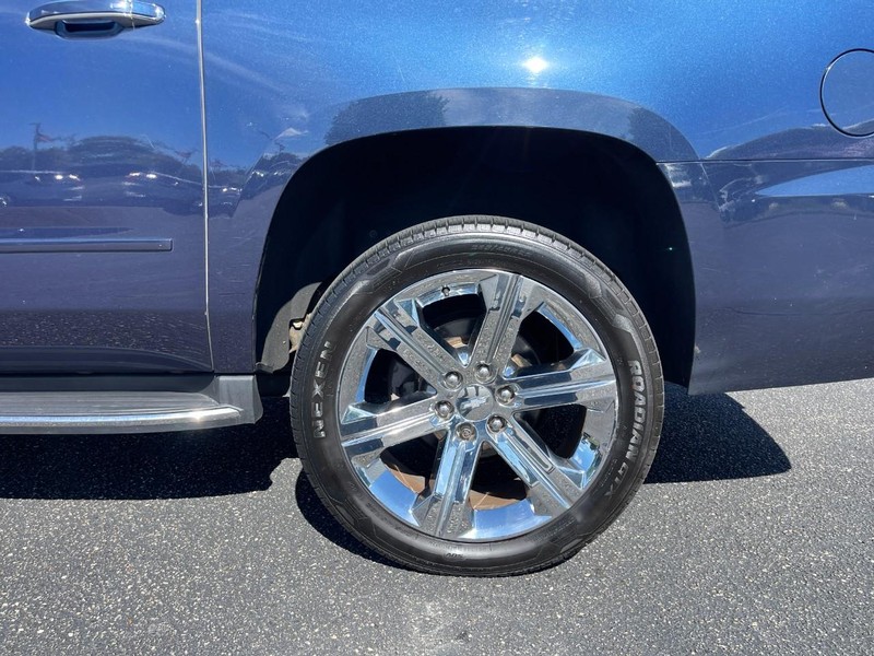 Chevrolet Suburban Vehicle Image 05