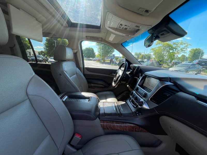 Chevrolet Suburban Vehicle Image 11