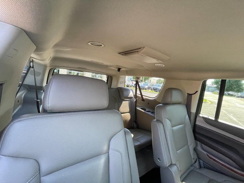 Chevrolet Suburban Vehicle Image 15