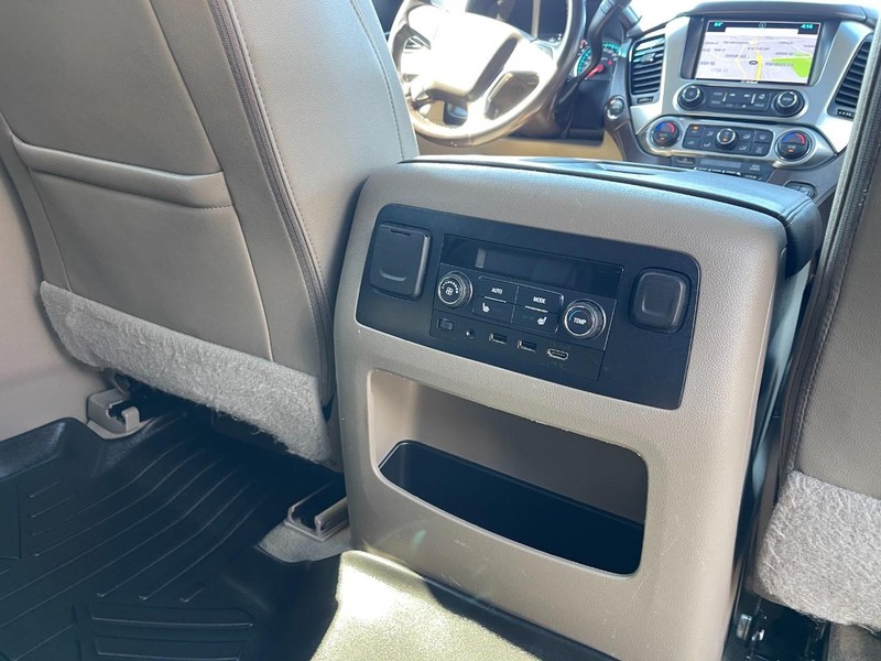 Chevrolet Suburban Vehicle Image 16