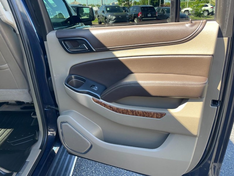 Chevrolet Suburban Vehicle Image 17