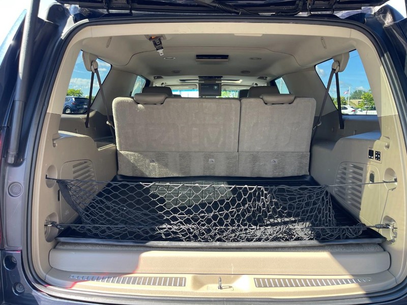 Chevrolet Suburban Vehicle Image 18
