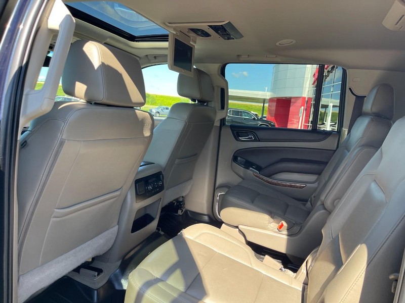 Chevrolet Suburban Vehicle Image 19