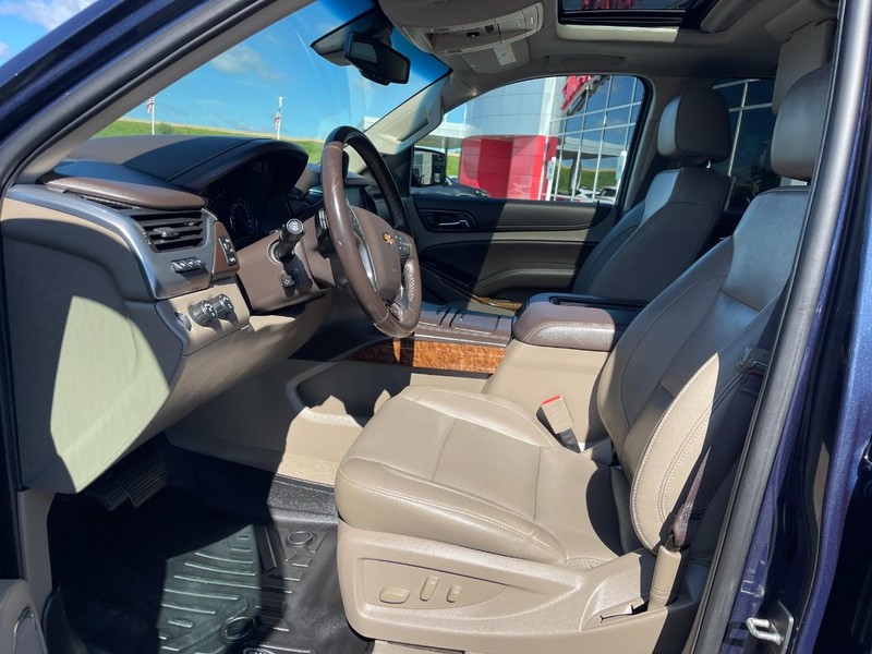 Chevrolet Suburban Vehicle Image 20