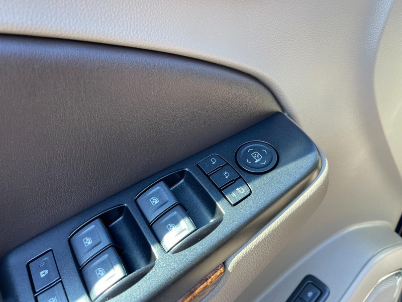 Chevrolet Suburban Vehicle Image 22