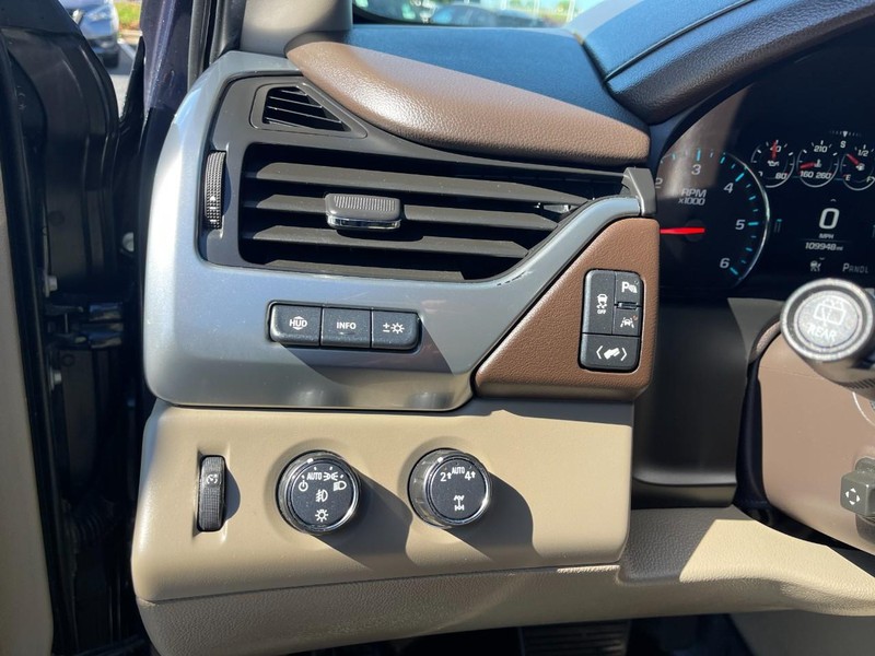 Chevrolet Suburban Vehicle Image 24