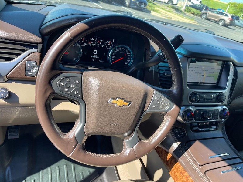 Chevrolet Suburban Vehicle Image 26