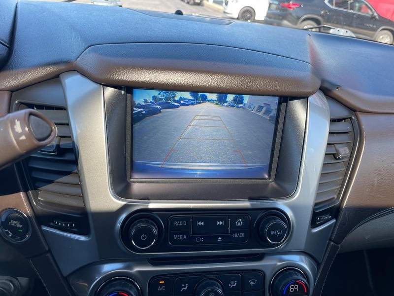 Chevrolet Suburban Vehicle Image 32