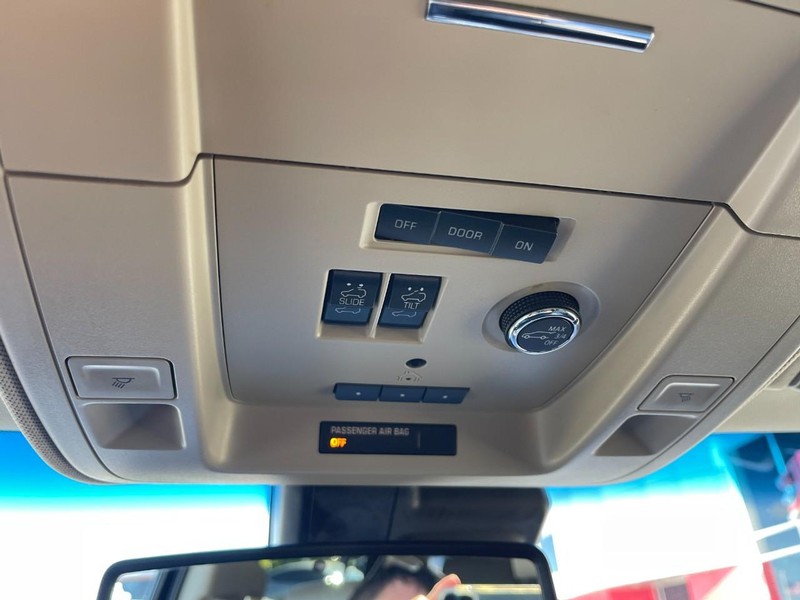 Chevrolet Suburban Vehicle Image 34