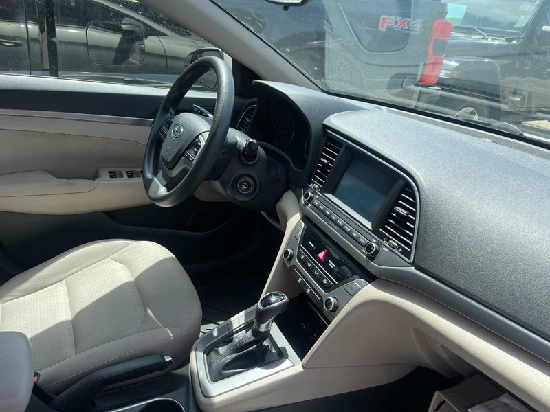 Hyundai Elantra Vehicle Image 02