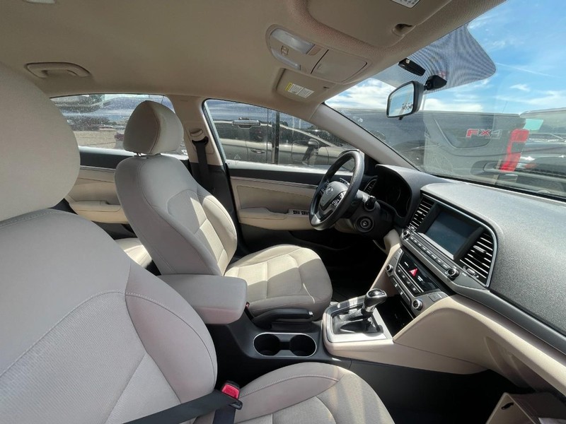 Hyundai Elantra Vehicle Image 03