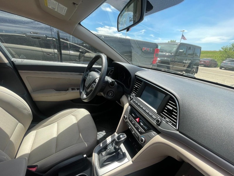 Hyundai Elantra Vehicle Image 05