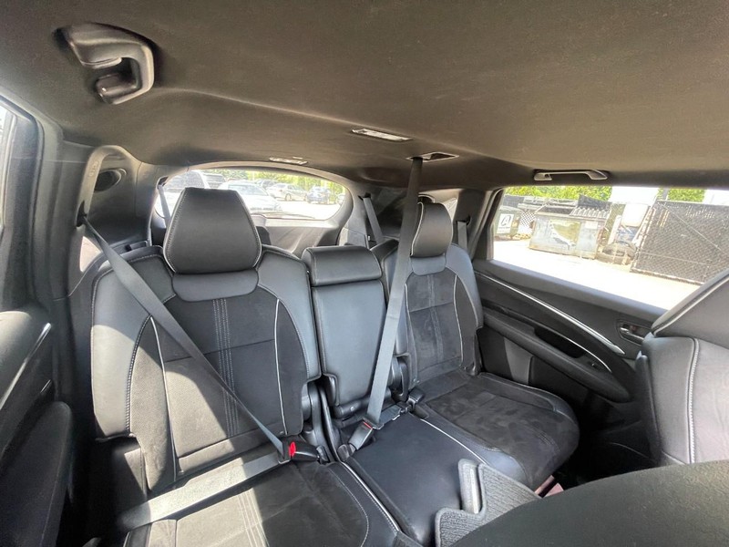 Acura MDX Vehicle Full-screen Gallery Image 05