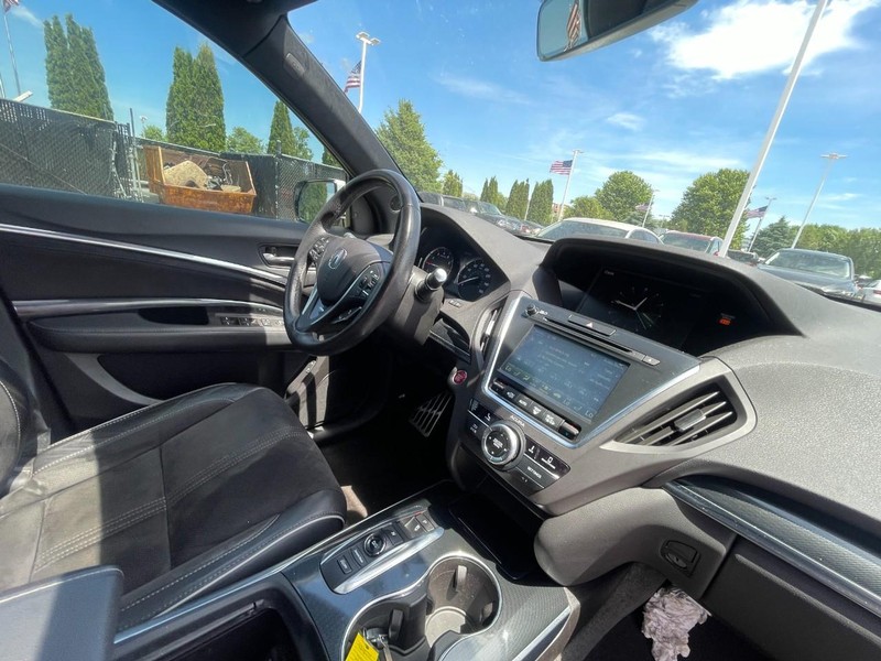 Acura MDX Vehicle Full-screen Gallery Image 06