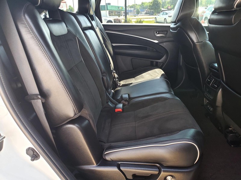 Acura MDX Vehicle Full-screen Gallery Image 14