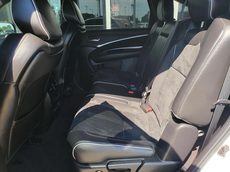 Acura MDX Vehicle Full-screen Gallery Image 16