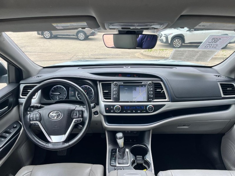 Toyota Highlander Vehicle Image 10